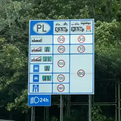 Znak drogowy w Polsce. Przekroczenie prędkości o 30 km/h w terenie zabudowanym to 10 punktów karnych.