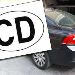Naklejka z napisem "CD" na czarnym samochodzie.