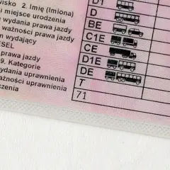 Fragment prawa jazdy z widocznymi kategoriami pojazdów i kodem 71.