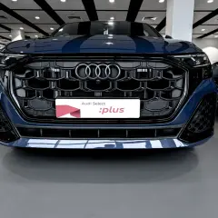 Granatowe Audi z długim nadwoziem, z charakterystycznym grillem i logo Audi Select :plus.