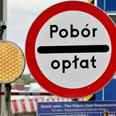 Znak "Pobór opłat" na autostradzie A2. System e-TOLL informuje o konieczności uiszczenia należności za przejazd.