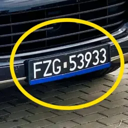 Czarne tablice rejestracyjne z numerem FZG-53933 na samochodzie.