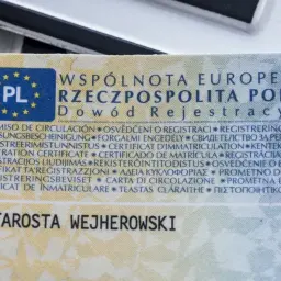 Zgubiłem dowód rejestracyjny. Na zdjęciu widać fragment dokumentu z napisem "Dowód Rejestracyjny" i pieczęcią "Starosta Wejherowski".