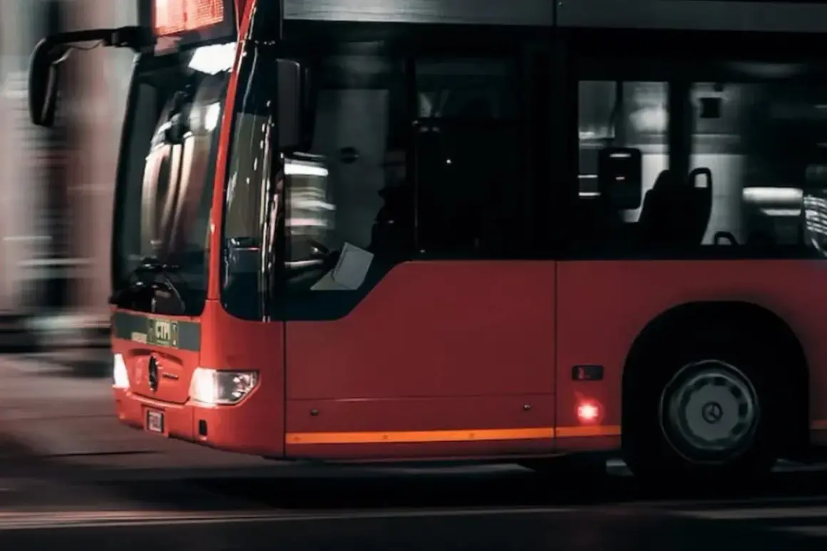 Czerwony autobus miejski w ruchu. Zastanawiasz się, ile kosztuje prawo jazdy na autobus?
