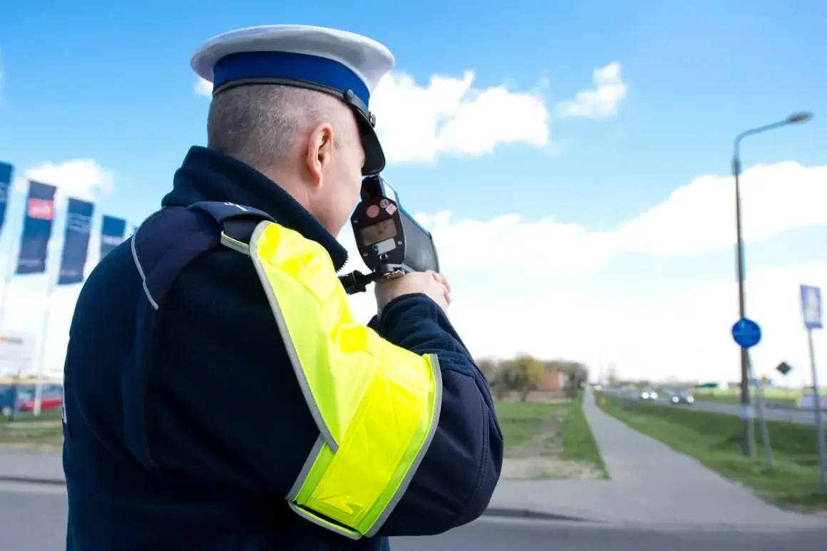 Policjant mierzy prędkość. Zastanawiasz się, ile kosztuje zbicie punktów karnych? Lepiej zwolnij!