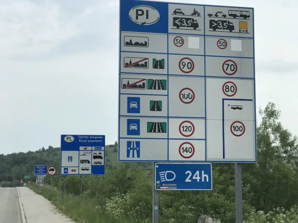 Znaki drogowe informują o opłatach i limitach prędkości na drodze ekspresowej. Kierowcy powinni zwracać uwagę na znaki, aby przestrzegać przepisów i zapewnić bezpieczeństwo.