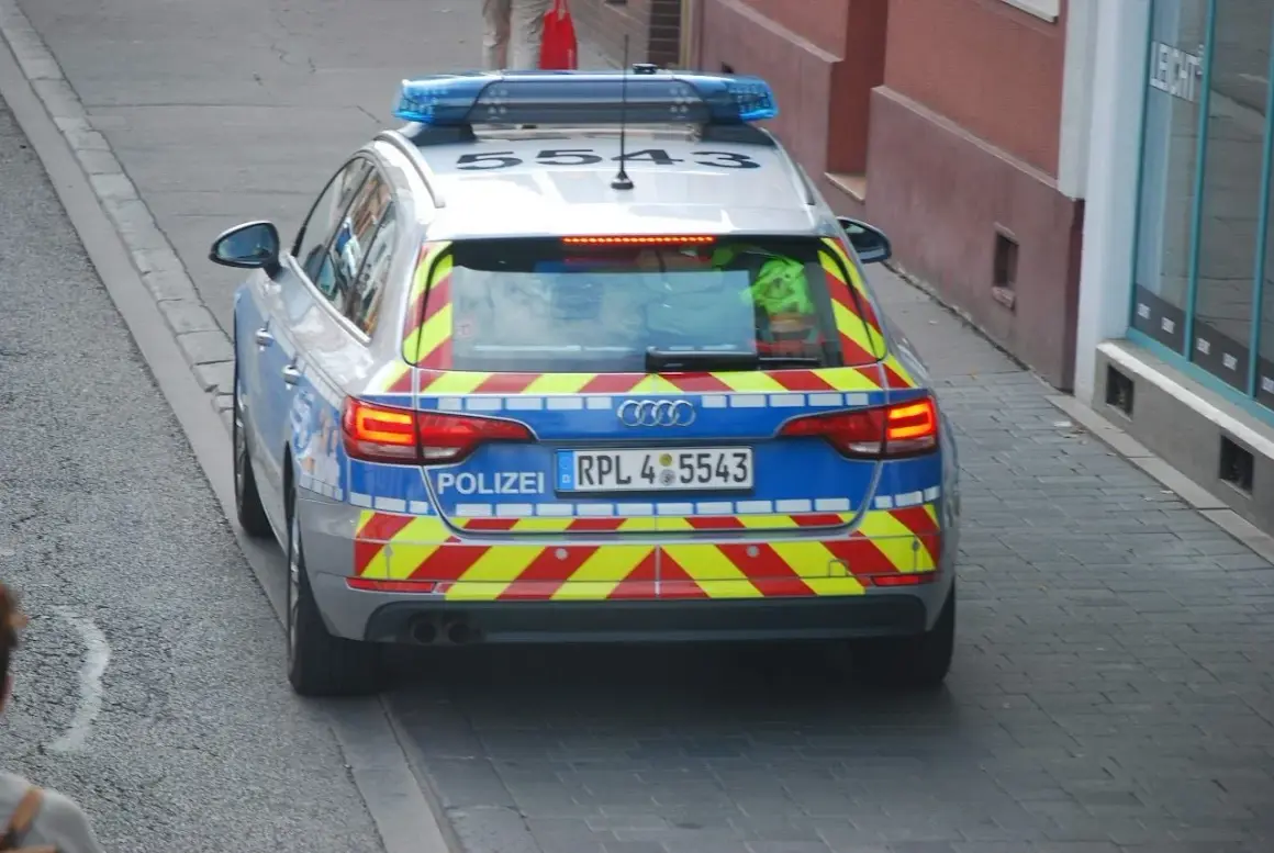 Niemiecki radiowóz z niebieskimi światłami i odblaskowymi pasami. Może wystawić mandaty w Niemczech.