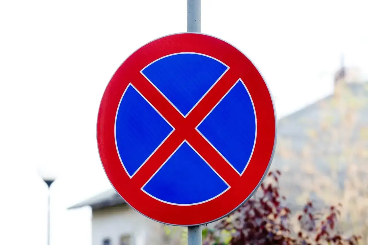 Zakaz postoju i zatrzymywania się - Jak uniknąć kary?