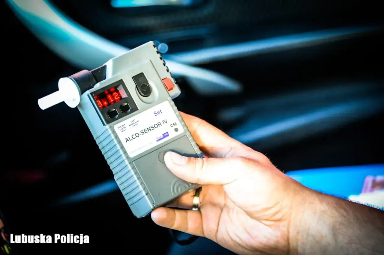 Dłoń trzyma alkomat z wynikiem 0.12. W Polsce limit to 0.2 promila.