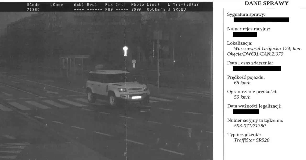 Biały Land Rover Defender przekracza prędkość 66 km/h na ograniczeniu do 50 km/h. To dowód na mandat z fotoradaru.
