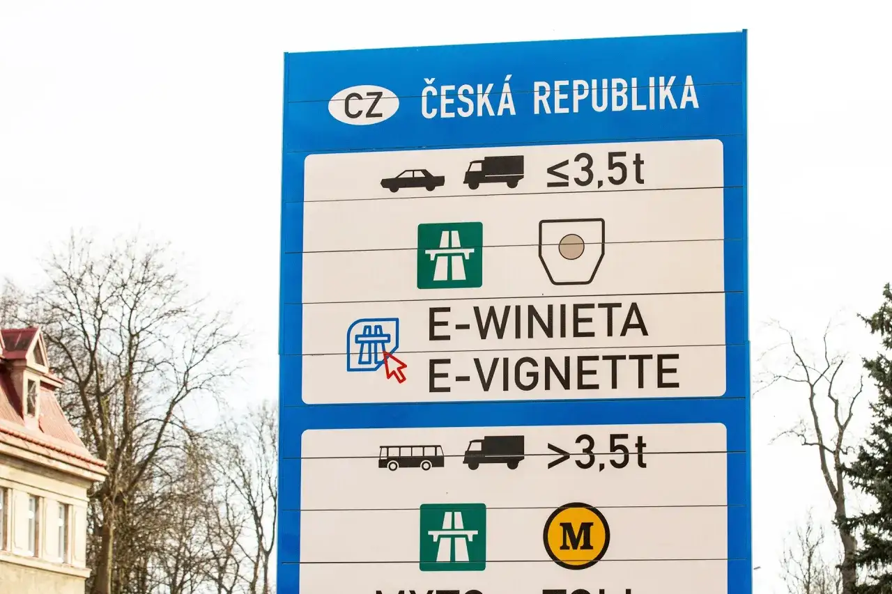 Znak informuje o opłatach drogowych w Czechach. Gdzie kupić e-winiety? Informacja na znaku.