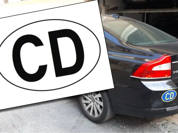 Naklejka z napisem "CD" na czarnym samochodzie.