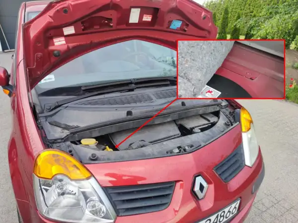 Czerwony Renault z otwartą maską. W powiększeniu widać numer VIN wybity na karoserii pod wygłuszeniem.