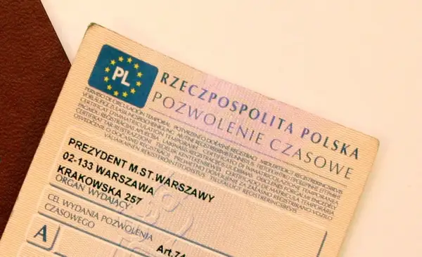 Polski dowód rejestracyjny pojazdu z napisem "Pozwolenie czasowe" i pieczęcią "Prezydent m.st. Warszawy".