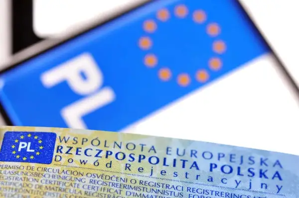 Zbliżenie na polski dowód rejestracyjny z literami "PL" i flagą UE.