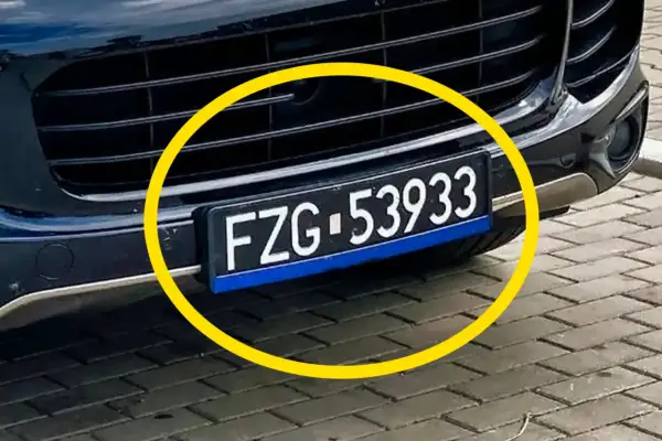 Czarne tablice rejestracyjne z numerem FZG-53933 na samochodzie.