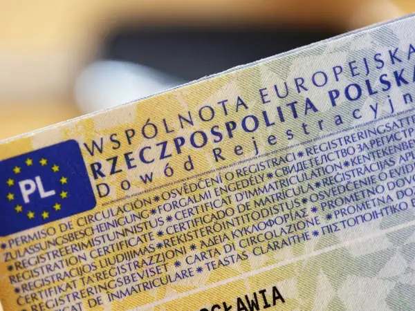 Dowód rejestracyjny z flagą PL. Potrzebna zmiana adresu w dowodzie rejestracyjnym? Dokument zawiera wiele języków.